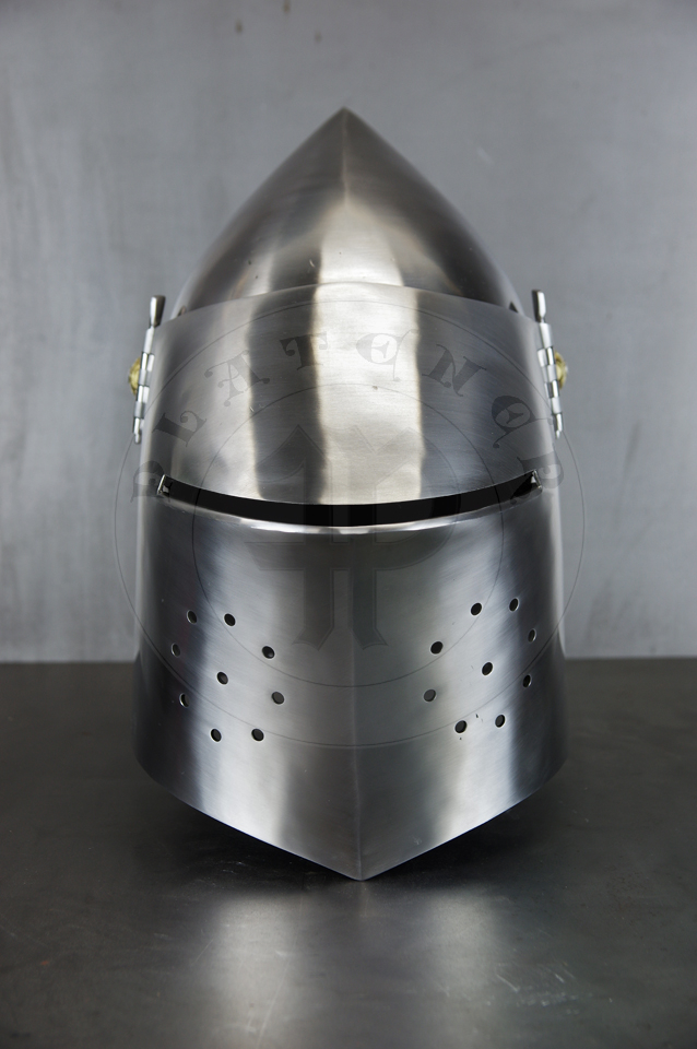 The bascinet based on original from Burgos combined with three visors: Loewenburg, Churburg CH16 and a plow like visor. Each visor is raised without welding. Hand engraved brass caps for the hinge's rivets. All hardened and tempered up to 34 HRC./ Basinet wzorowany na oryginale z Burgos w poczeniu z trzema zasonami: Loewenburg, Churburg CH16 i zasonie typu pug lub tzw. abi pysk. Kada z zason wykuta bez spawania. Rcznie grawerowane mosine nakadki na nity od zawiasw zasony. Wszystkie elementy hartowane i odpuszczany do 34 HRC.